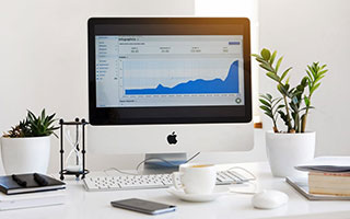 看着青春期的女儿徘徊不已，当我真正的插进去，大脑里也只有操死她的想法，让女儿好好的体验一个女人的快感！