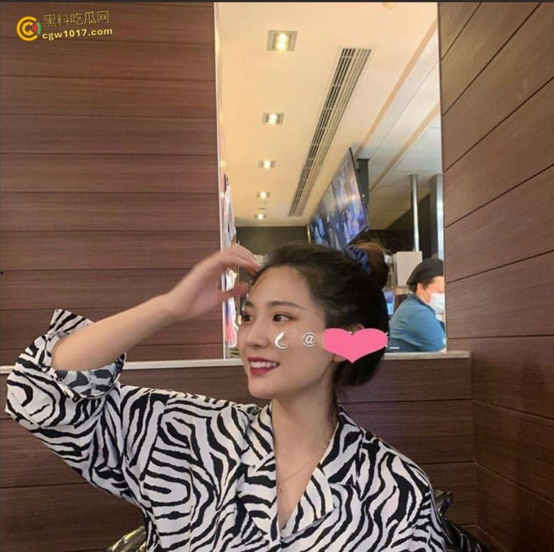 广西科技大学【黄婉婷】, 被柳州老表零成本拿下,仅聊四天就被约到酒店爆操,女上骑乘还一边揉奶子太骚了!-2