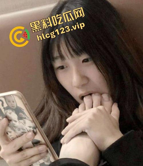 湖北民族师范学院清纯女学生『唐佳怡』性爱自拍遭渣男前男友曝光！解胸罩露出大奶子！后入抽插淫叫不断！