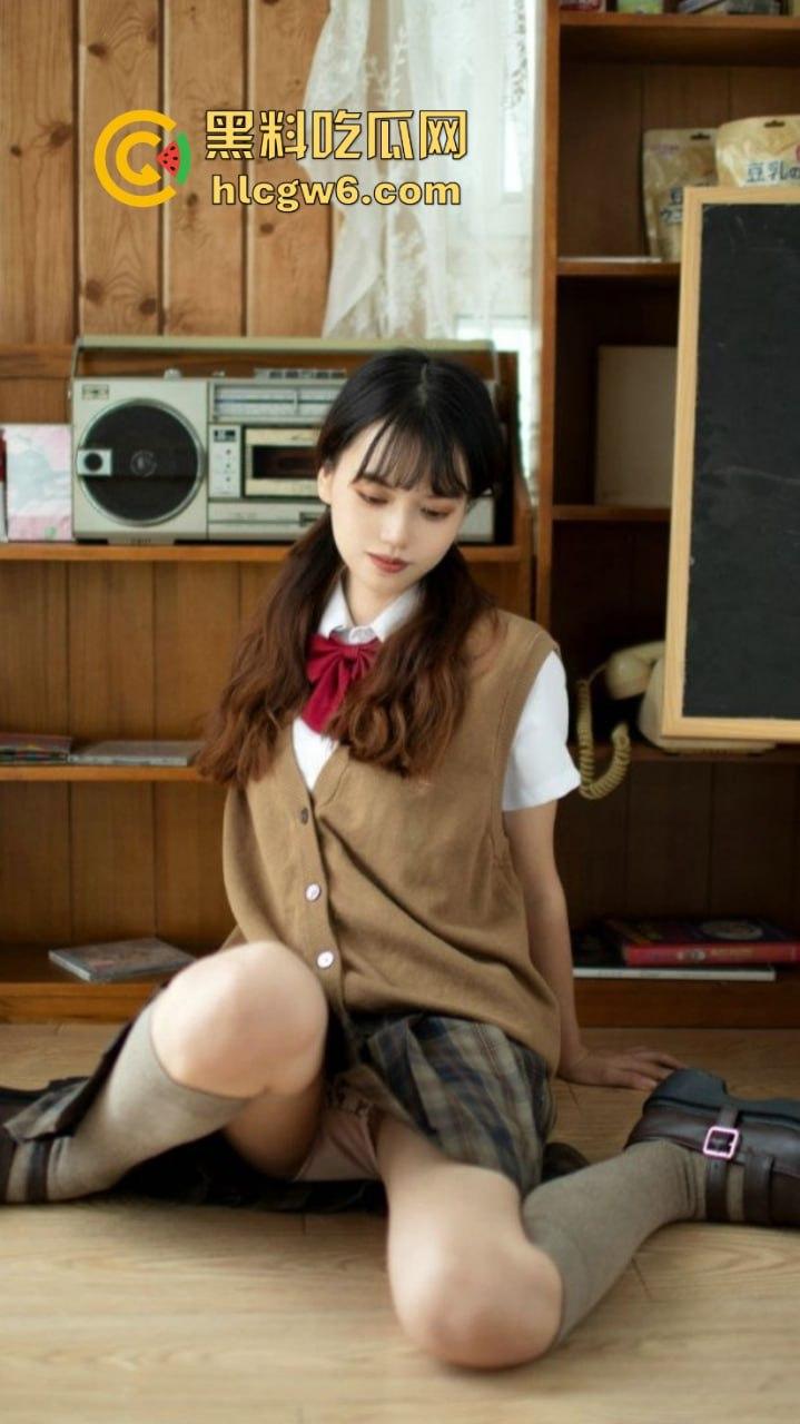 推特颜值妹子【劳小白】私拍性感写真流出,少萝清纯脸奶狗身俘获了一大批粉丝!-35