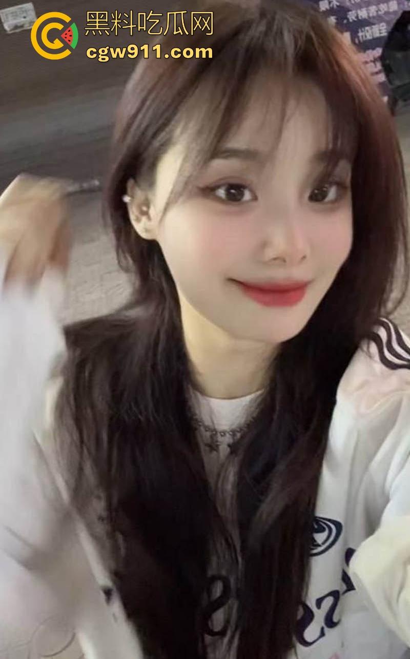 武汉大学研究生【李文怡】清纯书卷气下藏着火爆骚魂,露脸69调情撩拨心弦,多姿势猛操浪叫震天!-3