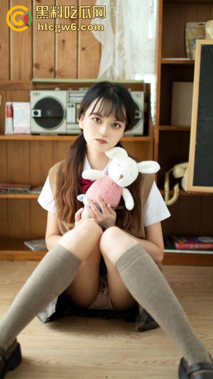 推特颜值妹子【劳小白】私拍性感写真流出,少萝清纯脸奶狗身俘获了一大批粉丝!-41