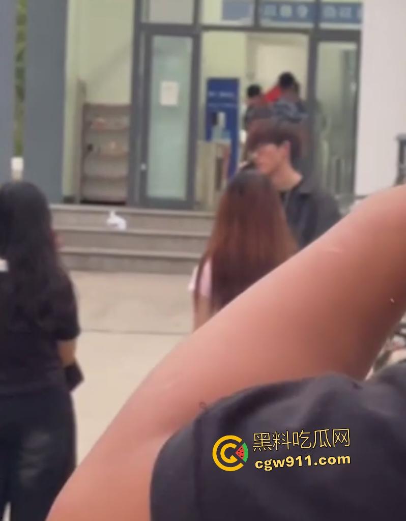 安徽新华学院渣男脚踏两条船，惨遭原配小三联手暴打！谁知渣男还反打女人，围观群众怒吼“渣男去死”！