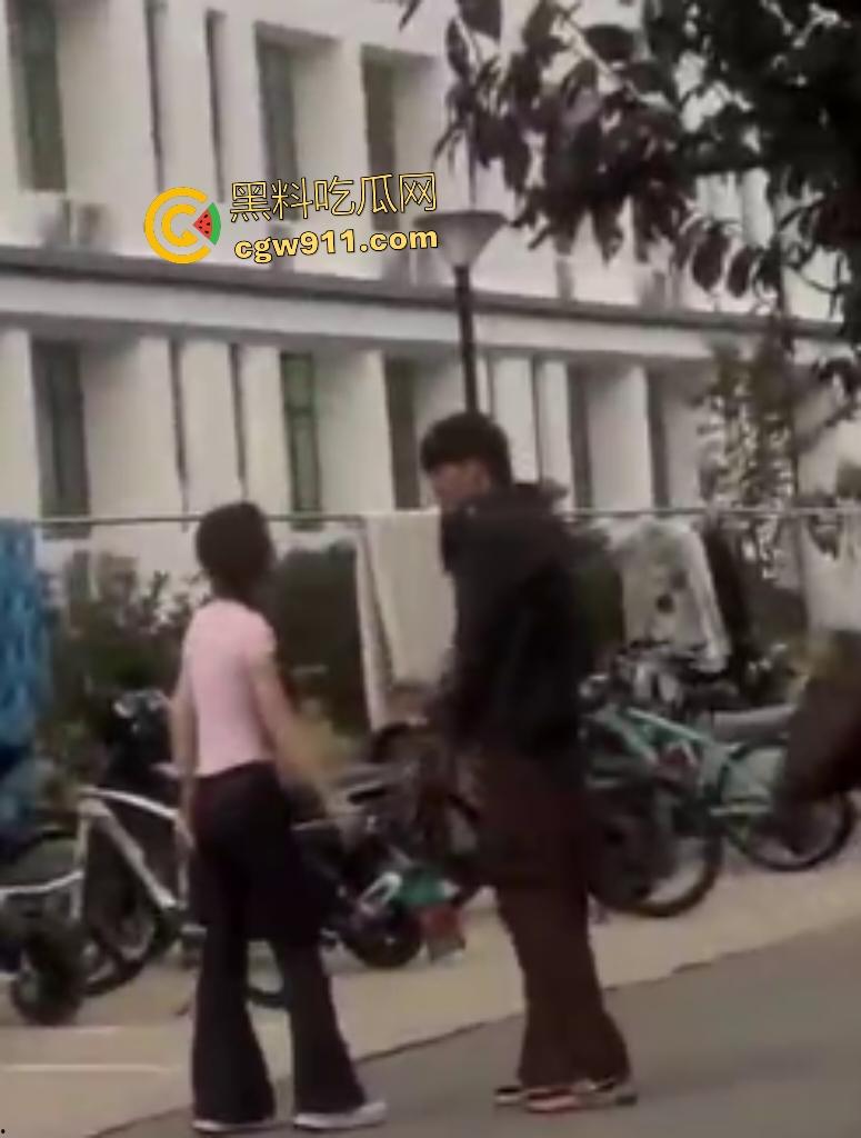 安徽新华学院渣男脚踏两条船,惨遭原配小三联手暴打!谁知渣男还反打女人,围观群众怒吼“渣男去死”!-2