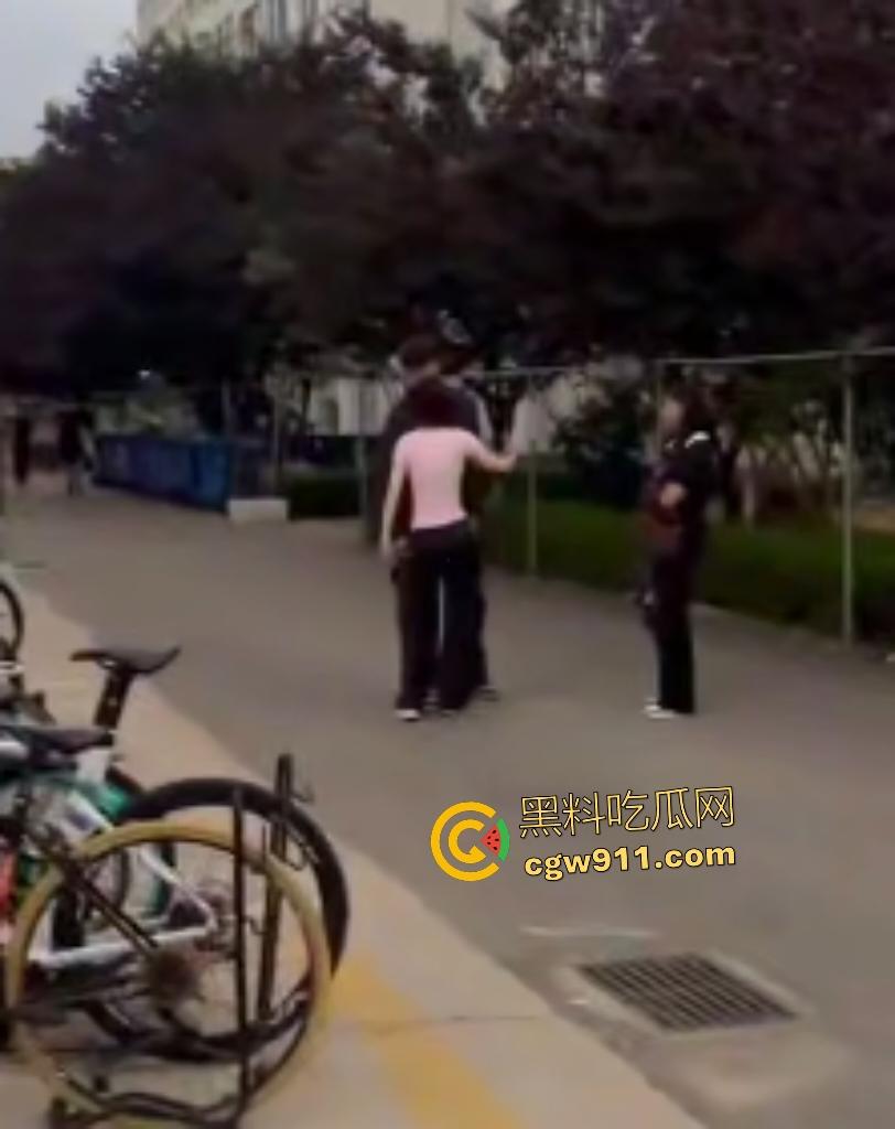 安徽新华学院渣男脚踏两条船,惨遭原配小三联手暴打!谁知渣男还反打女人,围观群众怒吼“渣男去死”!-3