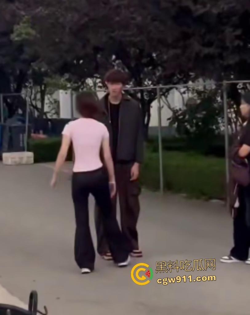 安徽新华学院渣男脚踏两条船,惨遭原配小三联手暴打!谁知渣男还反打女人,围观群众怒吼“渣男去死”!-4