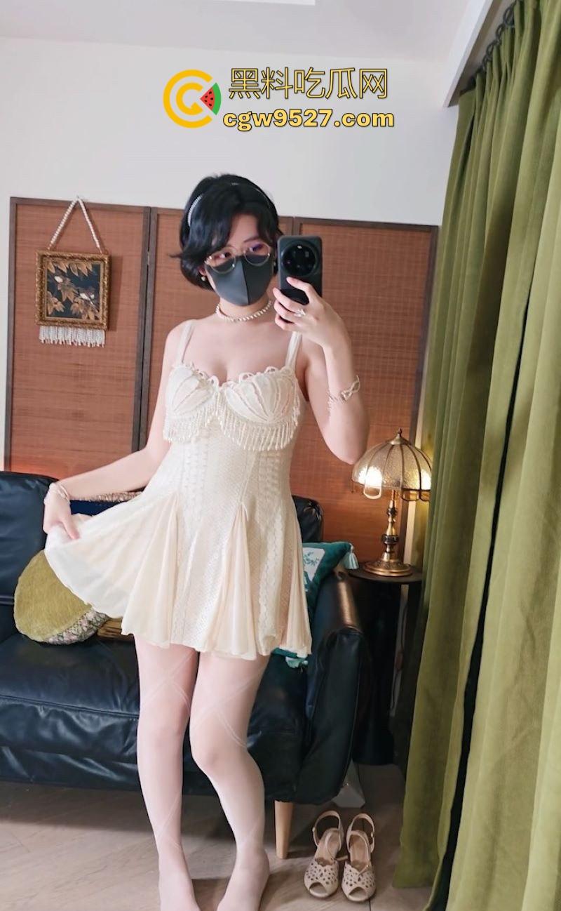 OnlyFans极品福利姬【奶咪】最新付费订阅视频曝光，高颜值反差女神，搭配闪光肛塞，搔首弄姿主动掰穴自慰！