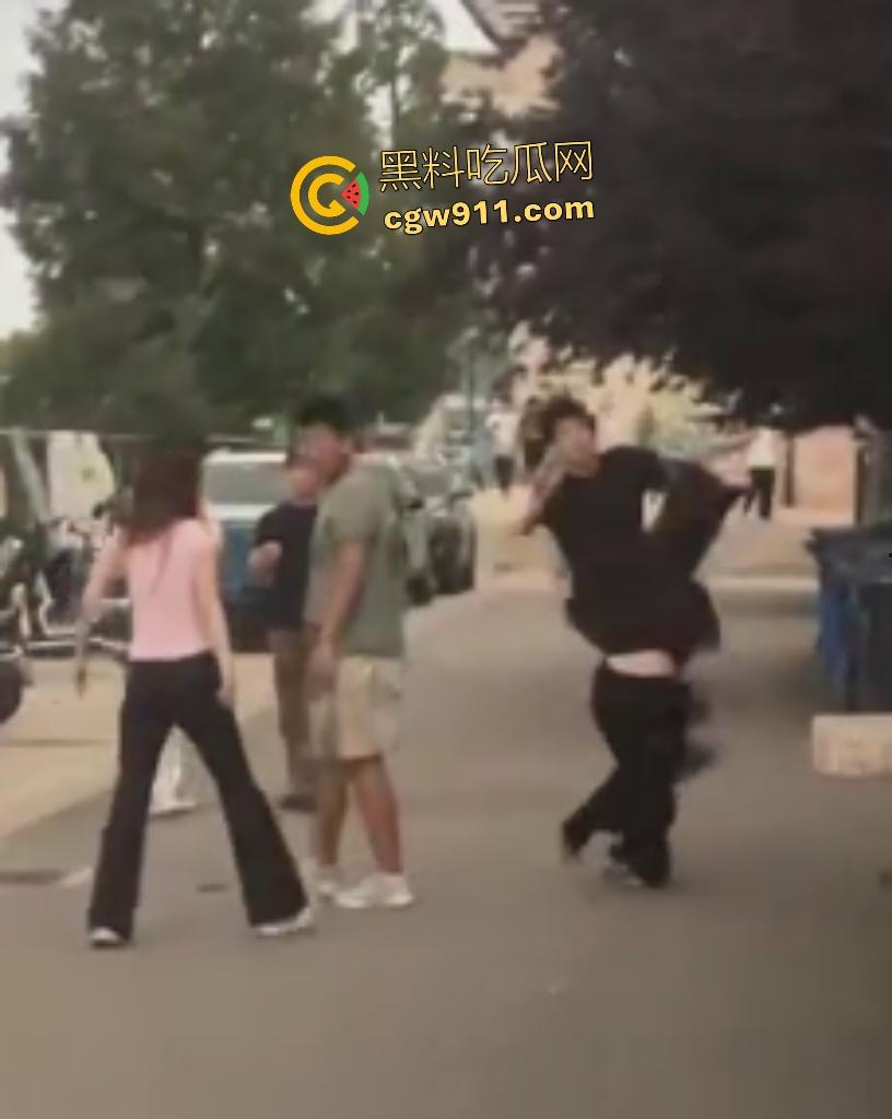 安徽新华学院渣男脚踏两条船,惨遭原配小三联手暴打!谁知渣男还反打女人,围观群众怒吼“渣男去死”!-7