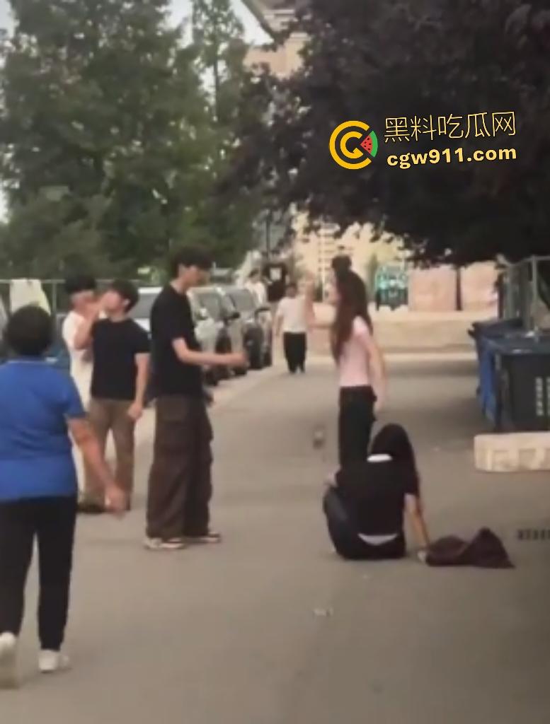 安徽新华学院渣男脚踏两条船,惨遭原配小三联手暴打!谁知渣男还反打女人,围观群众怒吼“渣男去死”!-8