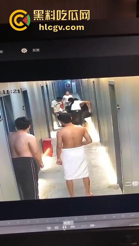 瓜友监控投稿:酒店内男子犯贱挑衅,一打四差点上演血案,好老婆及时拦下化解危机!-2
