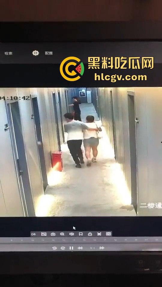 瓜友监控投稿:酒店内男子犯贱挑衅,一打四差点上演血案,好老婆及时拦下化解危机!-4