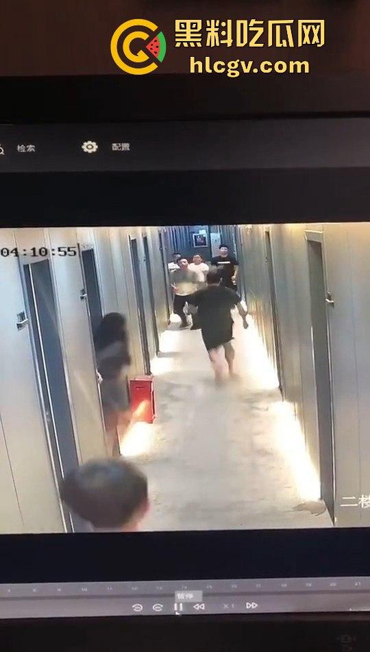 瓜友监控投稿:酒店内男子犯贱挑衅,一打四差点上演血案,好老婆及时拦下化解危机!-5