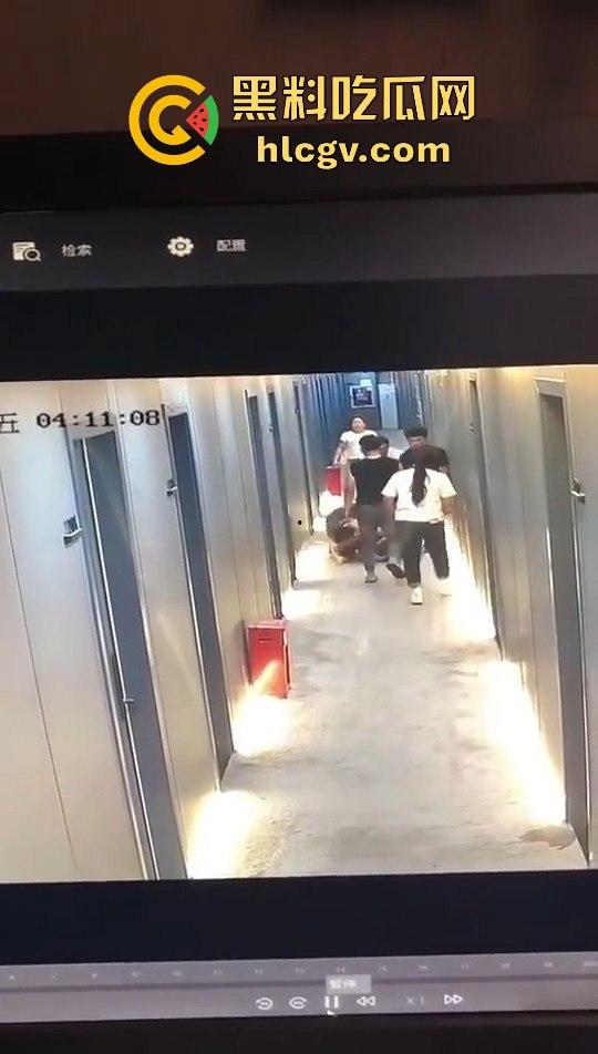 瓜友监控投稿:酒店内男子犯贱挑衅,一打四差点上演血案,好老婆及时拦下化解危机!-6