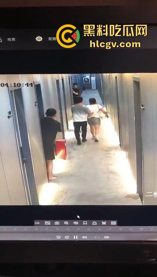 瓜友监控投稿:酒店内男子犯贱挑衅,一打四差点上演血案,好老婆及时拦下化解危机!-7