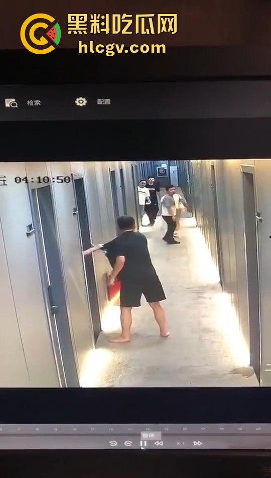 瓜友监控投稿:酒店内男子犯贱挑衅,一打四差点上演血案,好老婆及时拦下化解危机!-9