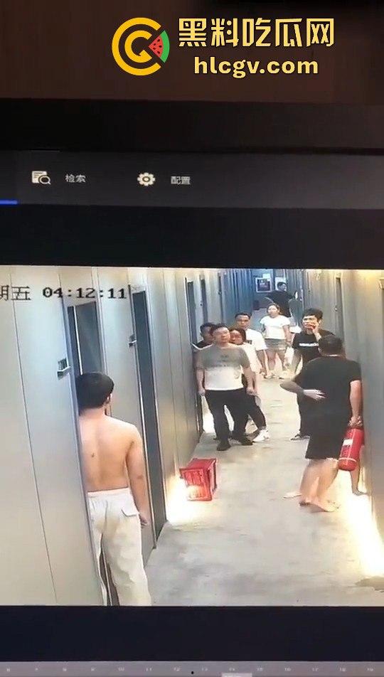 瓜友监控投稿:酒店内男子犯贱挑衅,一打四差点上演血案,好老婆及时拦下化解危机!-12