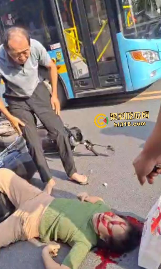 7月20日江西南昌外卖小哥飙车撞翻两个老人倒地不起，绿衣服老头七窍流血，旁边老头直接帮其闭上眼睛！