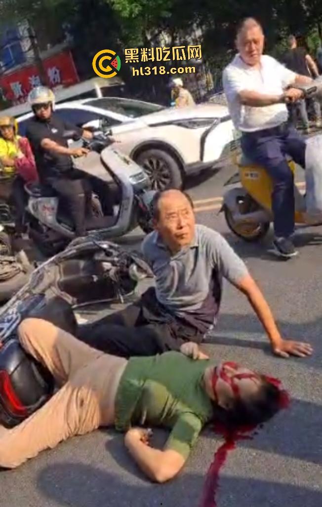 7月20日江西南昌外卖小哥飙车撞翻两个老人倒地不起,绿衣服老头七窍流血,旁边老头直接帮其闭上眼睛!-2