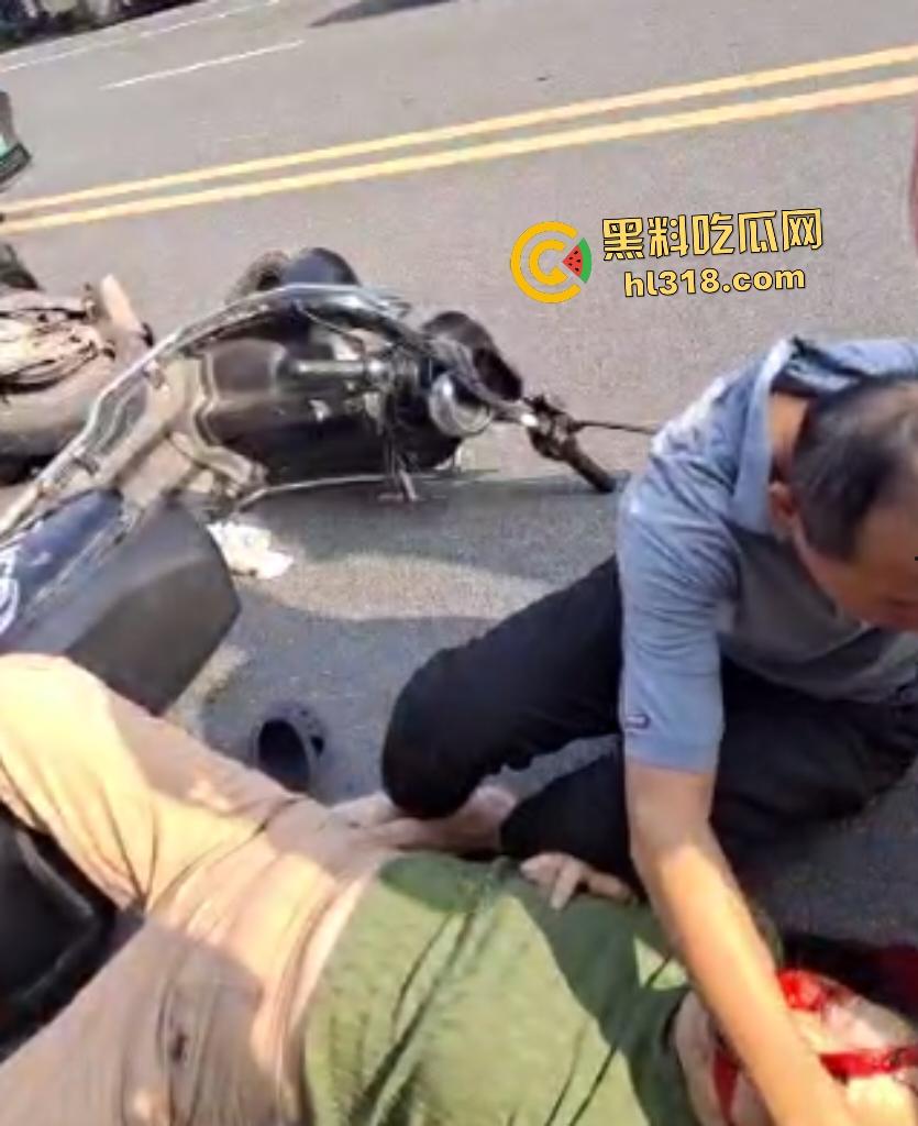 7月20日江西南昌外卖小哥飙车撞翻两个老人倒地不起,绿衣服老头七窍流血,旁边老头直接帮其闭上眼睛!-3
