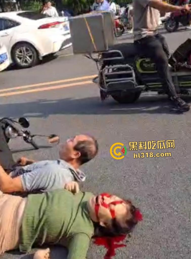 7月20日江西南昌外卖小哥飙车撞翻两个老人倒地不起,绿衣服老头七窍流血,旁边老头直接帮其闭上眼睛!-6