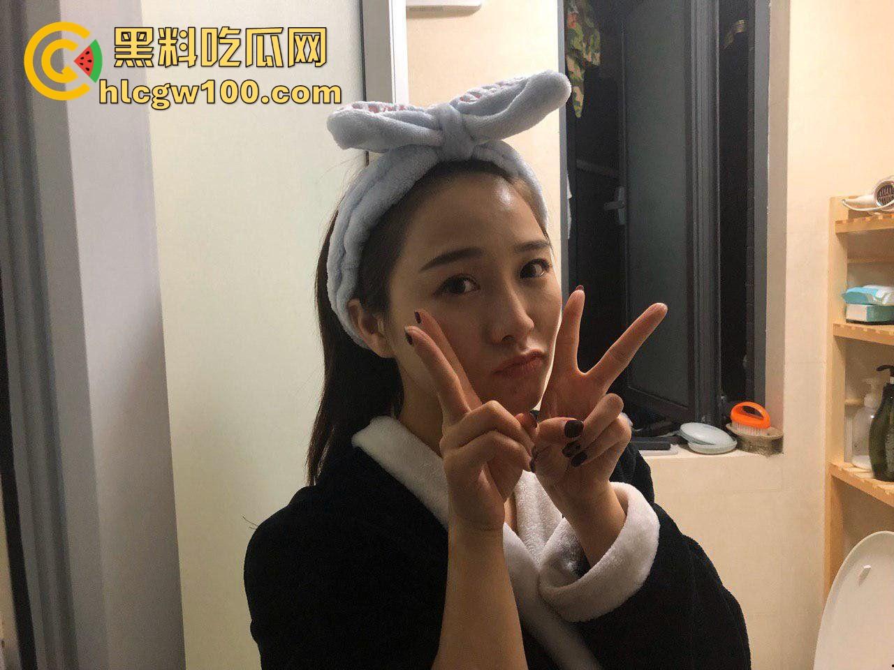 陕西西安初中教师【杨丽】背着老公疯狂约炮,爱吃精液每次舔得干干净净,艹完一次还浪得想再来第二次!-5