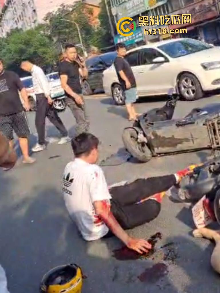 7月20日江西南昌外卖小哥飙车撞翻两个老人倒地不起,绿衣服老头七窍流血,旁边老头直接帮其闭上眼睛!-7