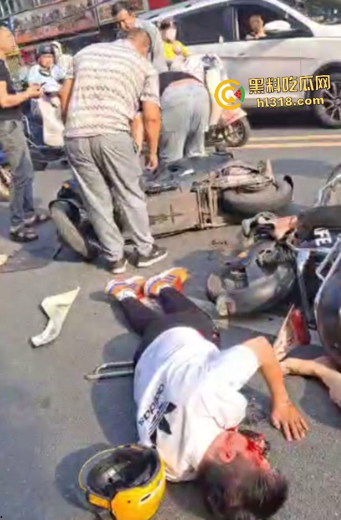 7月20日江西南昌外卖小哥飙车撞翻两个老人倒地不起,绿衣服老头七窍流血,旁边老头直接帮其闭上眼睛!-8