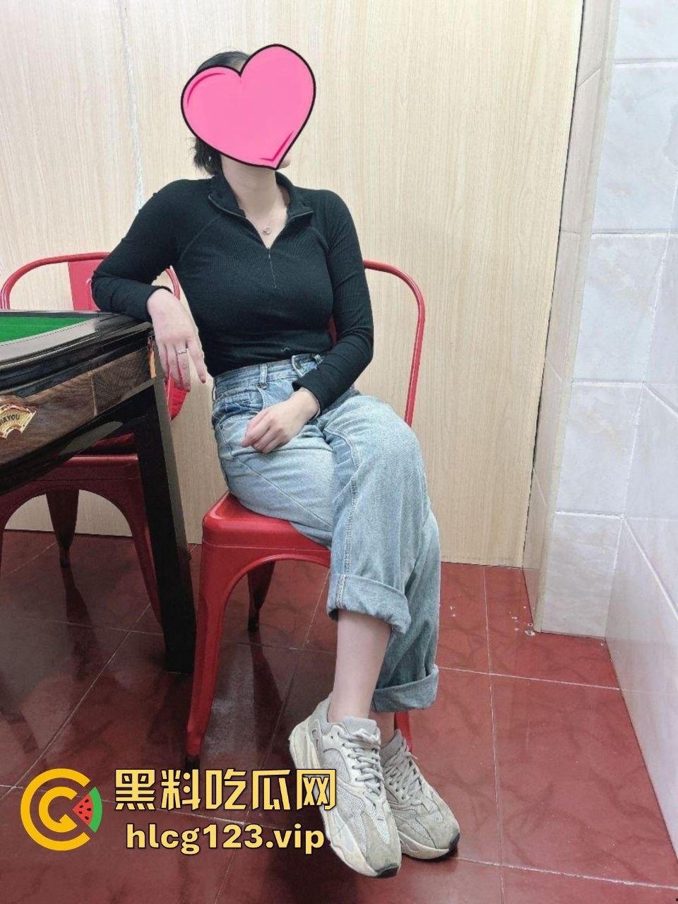 福建眼镜人妻被老公安排得明明白白！单男操个不停，绿帽癖老公撸得飞起，一根鸡巴接一根根本停不下来！