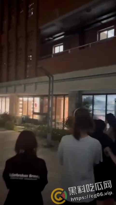 福建信息职业技术学院平潭校区情侣1楼落地窗前直接开干 被全校师生一览无余-2