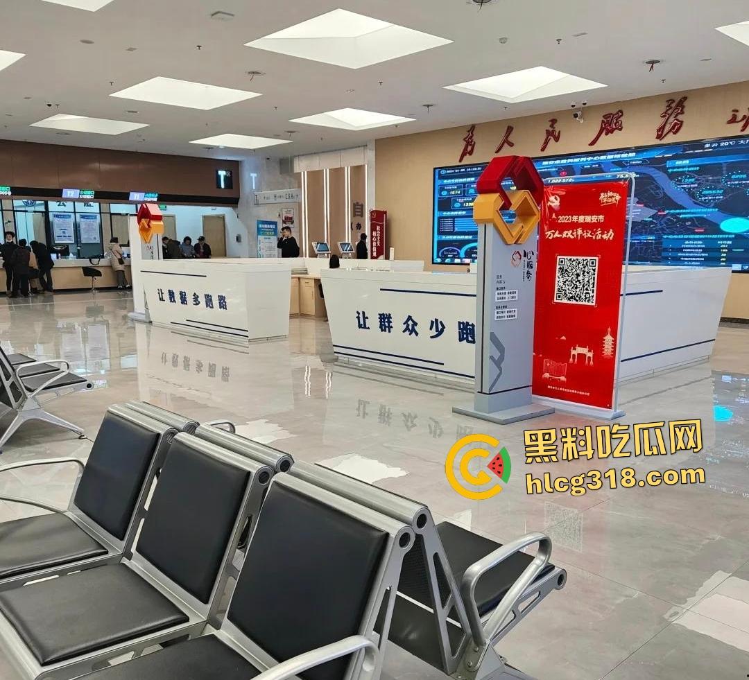 温州瑞安市政府服务中心自焚惨剧!男子因拆迁补偿不公绝望点火,保安狂灭火最后救出一具干尸!-2