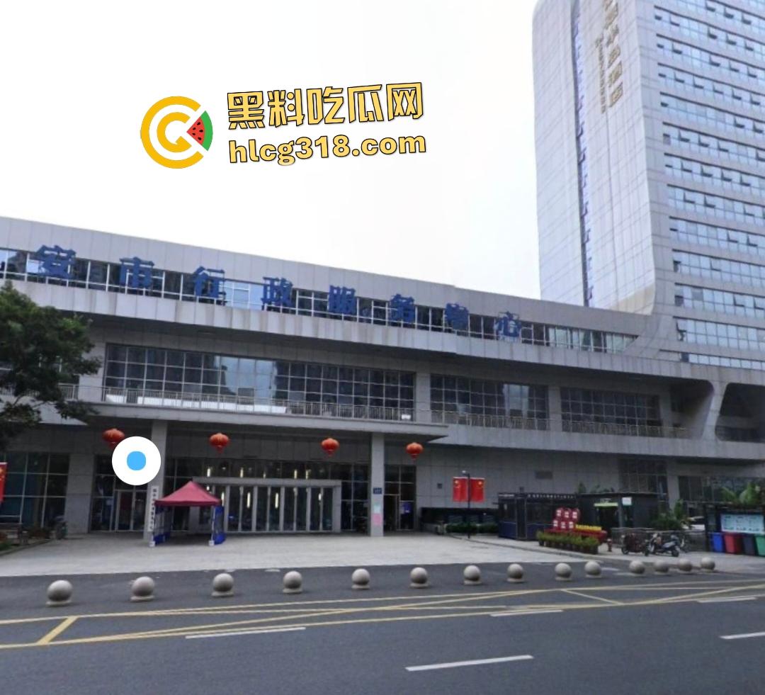 温州瑞安市政府服务中心自焚惨剧!男子因拆迁补偿不公绝望点火,保安狂灭火最后救出一具干尸!-3