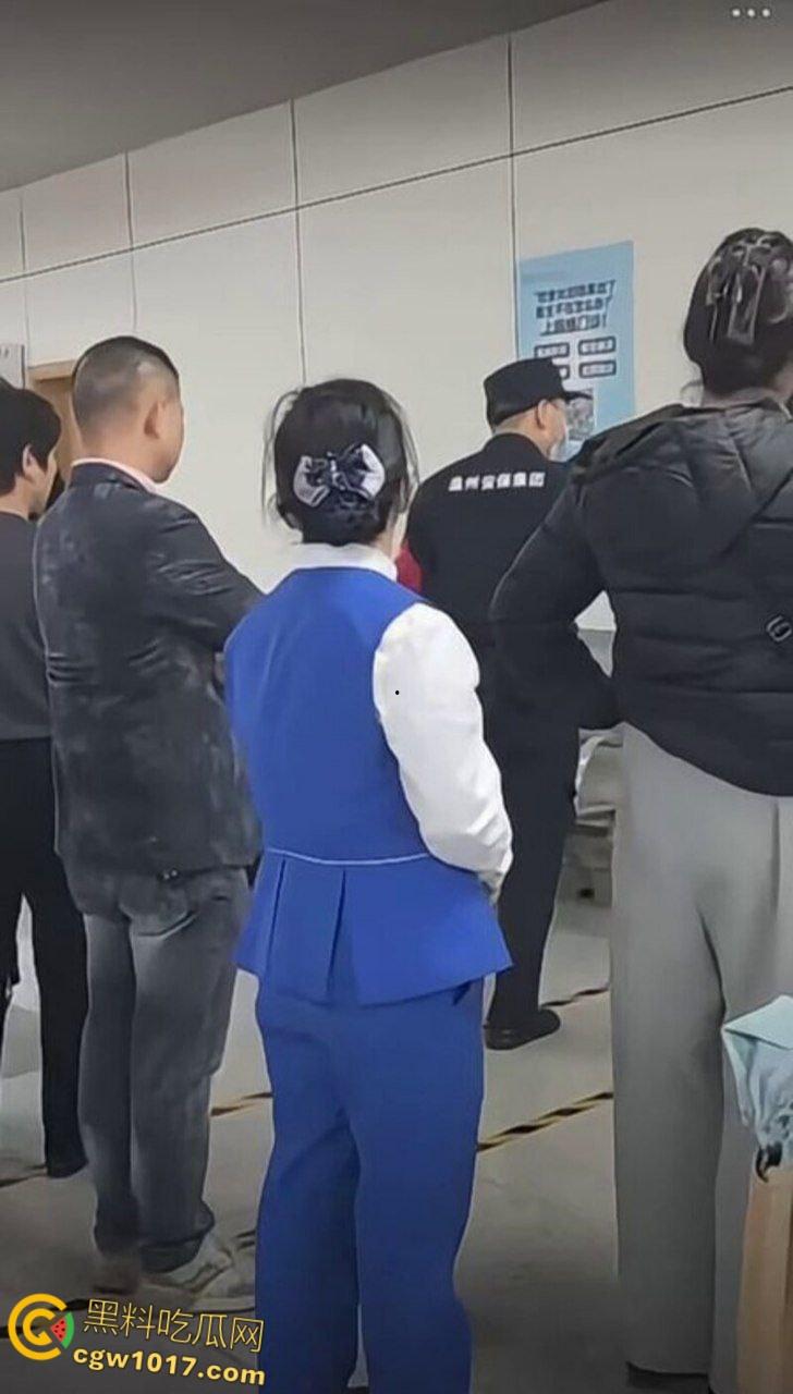 温州医院惊现家暴男,两人发生口角争夺孩子,男子当众对妻子全打脚踢,孩子被吓到大哭不止!-2