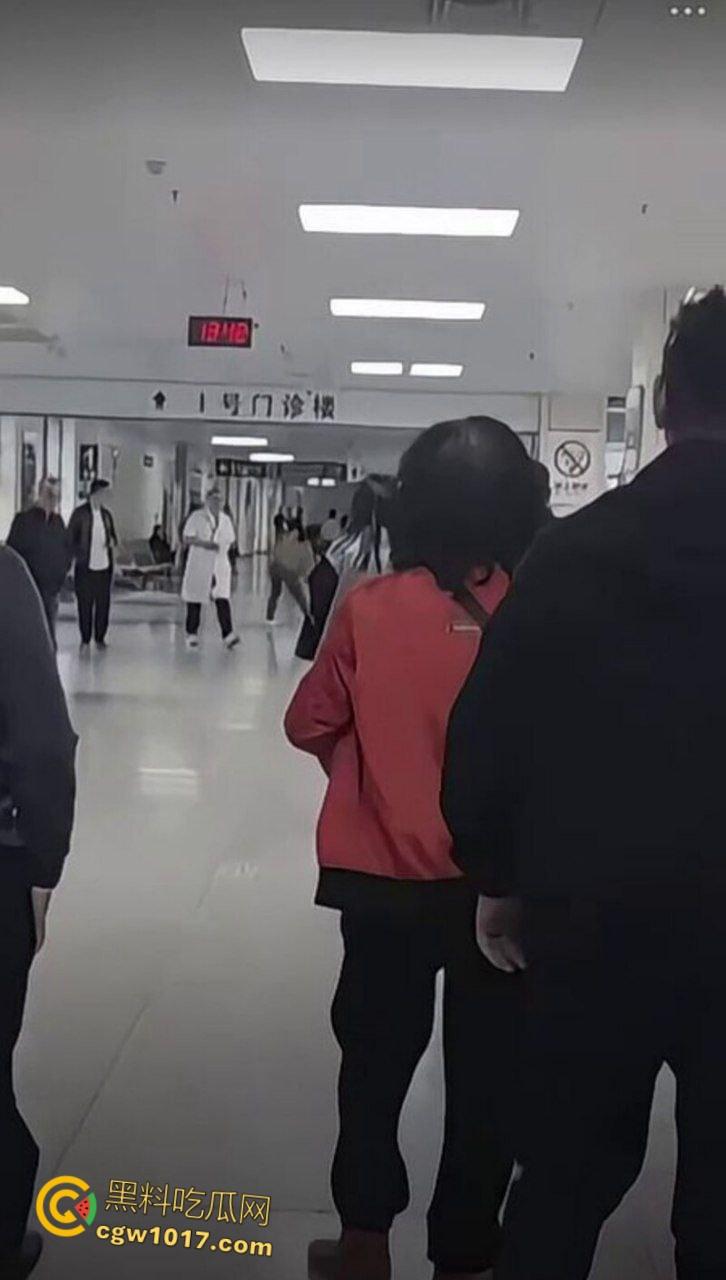 温州医院惊现家暴男,两人发生口角争夺孩子,男子当众对妻子全打脚踢,孩子被吓到大哭不止!-6