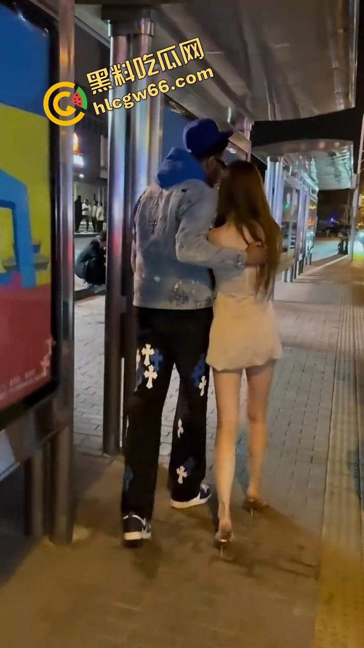 三里屯白皮骚集美和黑人约会翻车，被男同胞调侃起冲突，巴西牛排自己送逼上门，等着大鸡巴爆操！-13