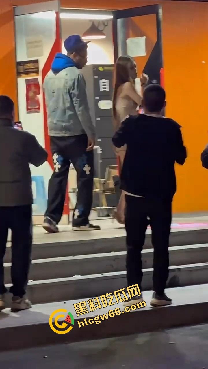 三里屯白皮骚集美和黑人约会翻车，被男同胞调侃起冲突，巴西牛排自己送逼上门，等着大鸡巴爆操！-14