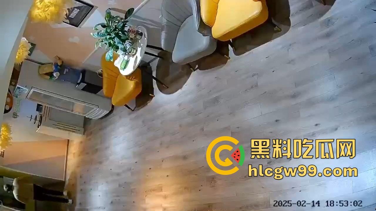 湖北大学研究生【封曦月】竟敢在私人影院强行猥亵,差点霸王硬上弓把人强奸,老板及时救场!-7