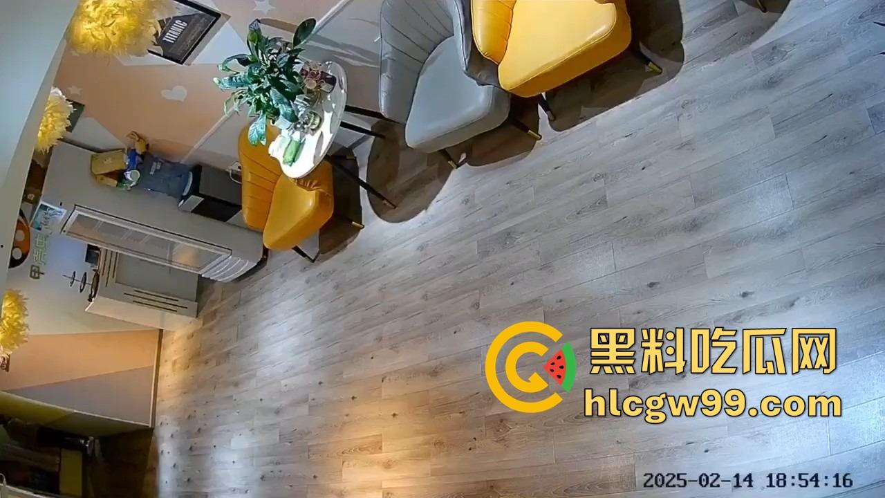 湖北大学研究生【封曦月】竟敢在私人影院强行猥亵,差点霸王硬上弓把人强奸,老板及时救场!-9