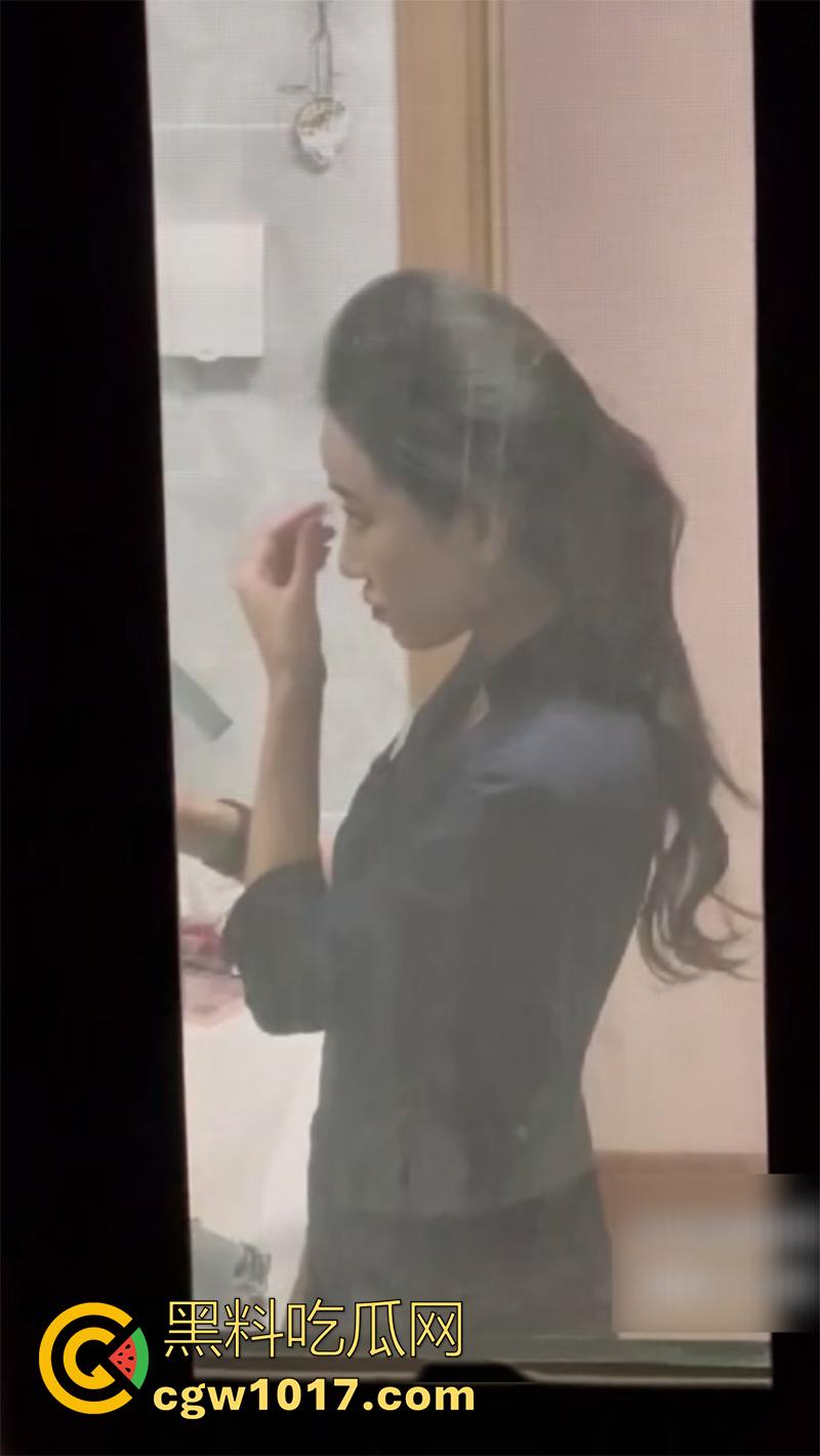 偷窥爱好者福利来袭,大神冒死偷拍空姐,日常生活曝光,真实窥视多角度宿舍日常,洗澡换衣服,娇嫩身躯蜜桃臀无限诱惑!-4