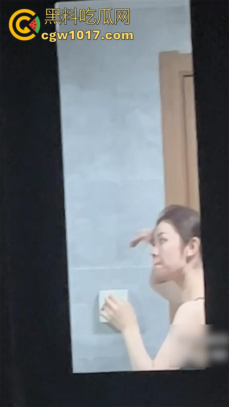 偷窥爱好者福利来袭,大神冒死偷拍空姐,日常生活曝光,真实窥视多角度宿舍日常,洗澡换衣服,娇嫩身躯蜜桃臀无限诱惑!-5