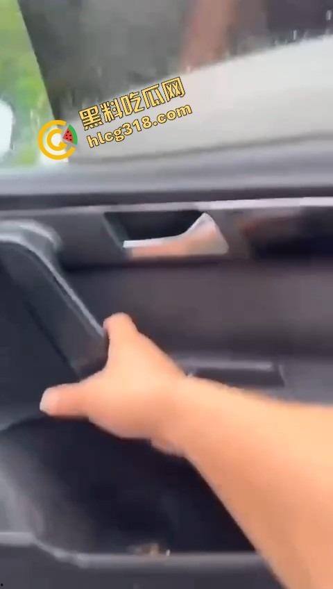 兄弟能不能积点德?人家正车震高潮你冒雨开门拍视频,肉棒还没插进去就被吓萎,这心理阴影得有多大!-3