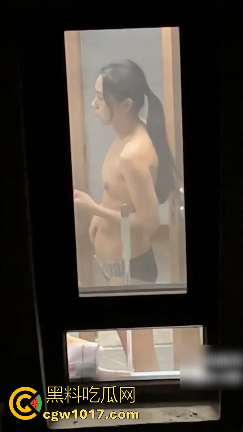偷窥爱好者福利来袭,大神冒死偷拍空姐,日常生活曝光,真实窥视多角度宿舍日常,洗澡换衣服,娇嫩身躯蜜桃臀无限诱惑!-7