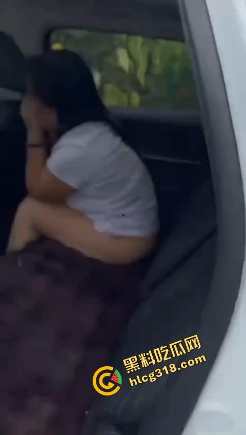 兄弟能不能积点德?人家正车震高潮你冒雨开门拍视频,肉棒还没插进去就被吓萎,这心理阴影得有多大!-7