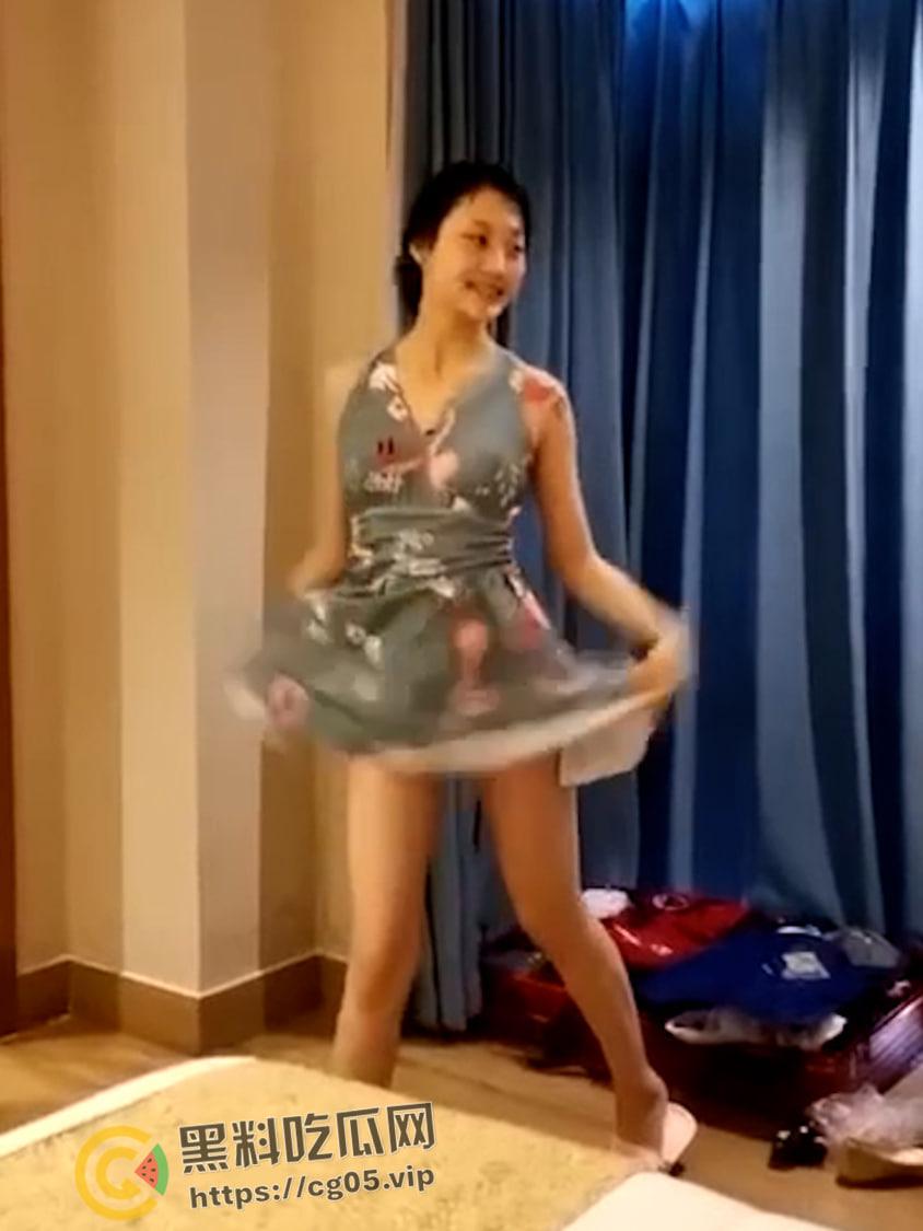 瓜友投稿！上海白领【刘悦】偷男人还上传到云相册被发现 时候还不承认 胸上的纹身都被舔变色了-2