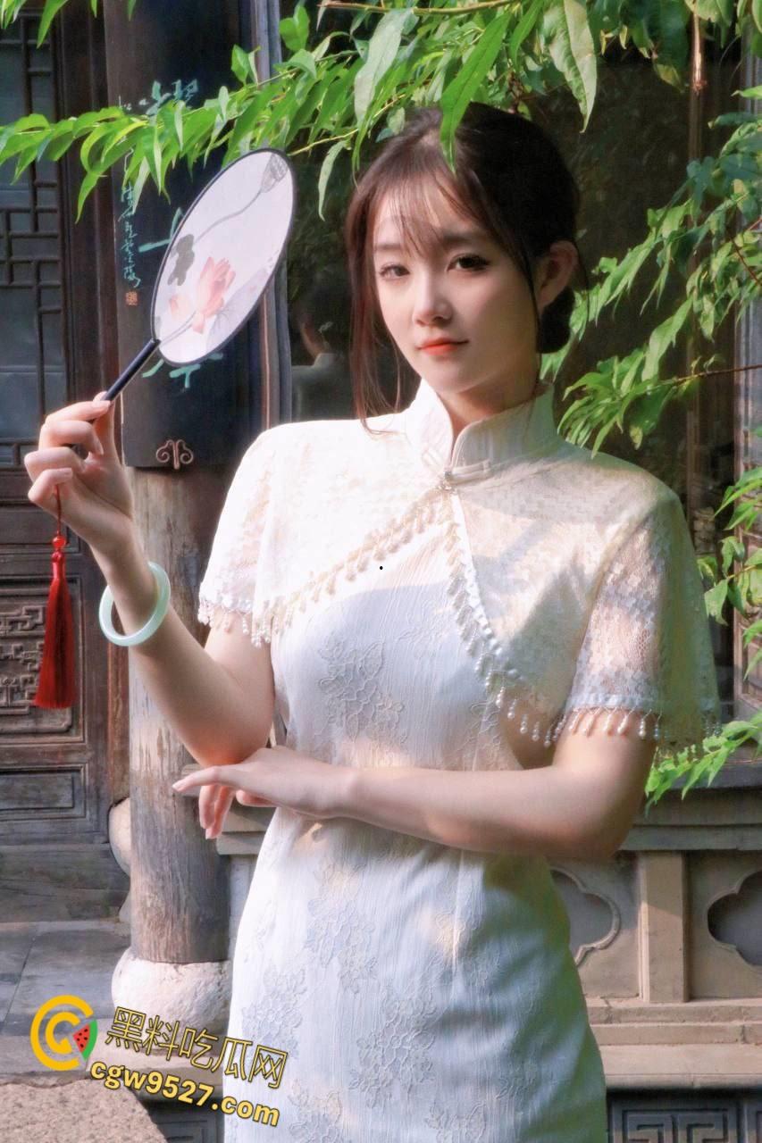 杭州清纯嫩妹【吴雨萌】，废物男友想上却硬不起来，细狗疲软只能脖子种草莓，好逼又被糟蹋了 !