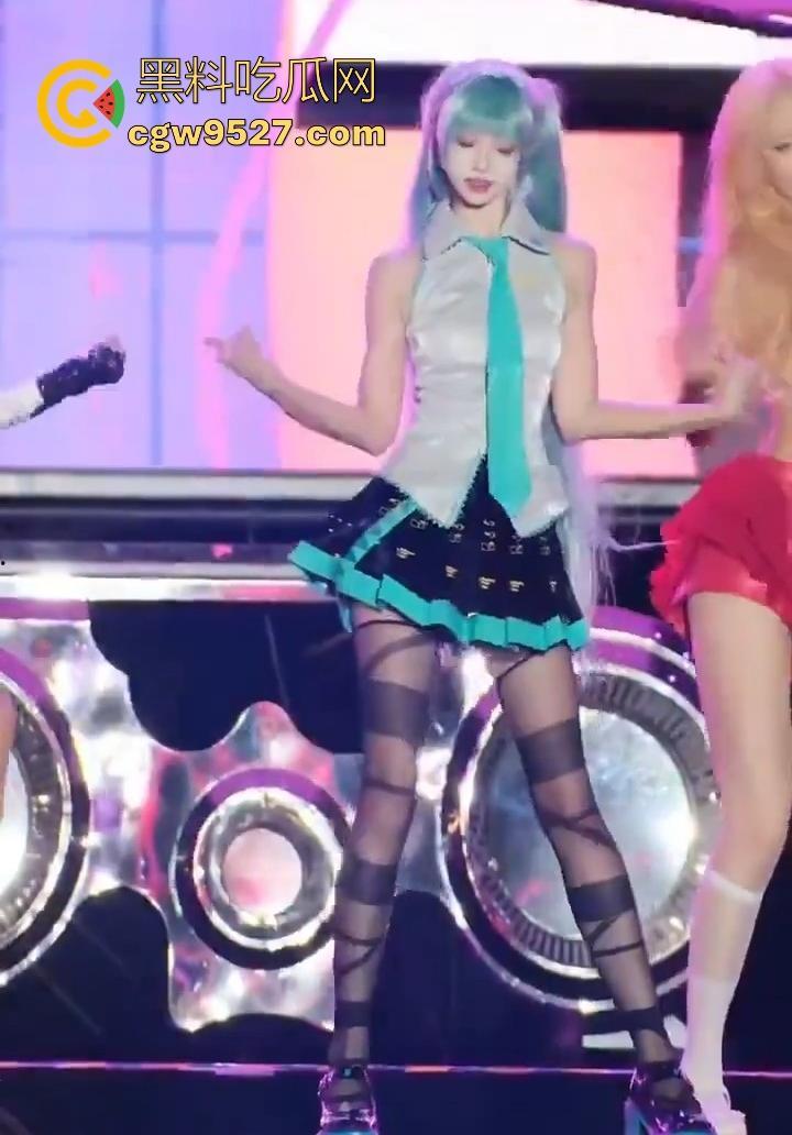 深圳欢乐谷,女团跳舞被女性网友质疑擦边,此前有肌肉男不穿上衣的表演,怎么被举报,不能搞双标!-7