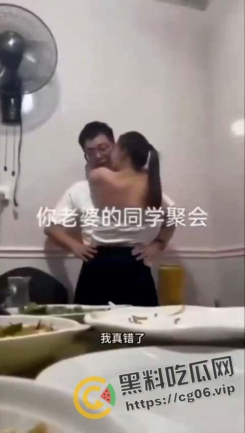 都说同学聚会不要录像了！少妇缠着上学时喜欢的男孩子不放 奶子都喂脸上了