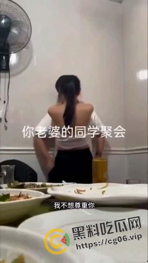 都说同学聚会不要录像了!少妇缠着上学时喜欢的男孩子不放 奶子都喂脸上了-2