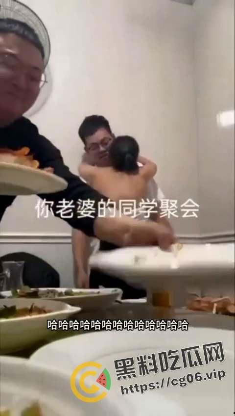 都说同学聚会不要录像了!少妇缠着上学时喜欢的男孩子不放 奶子都喂脸上了-3