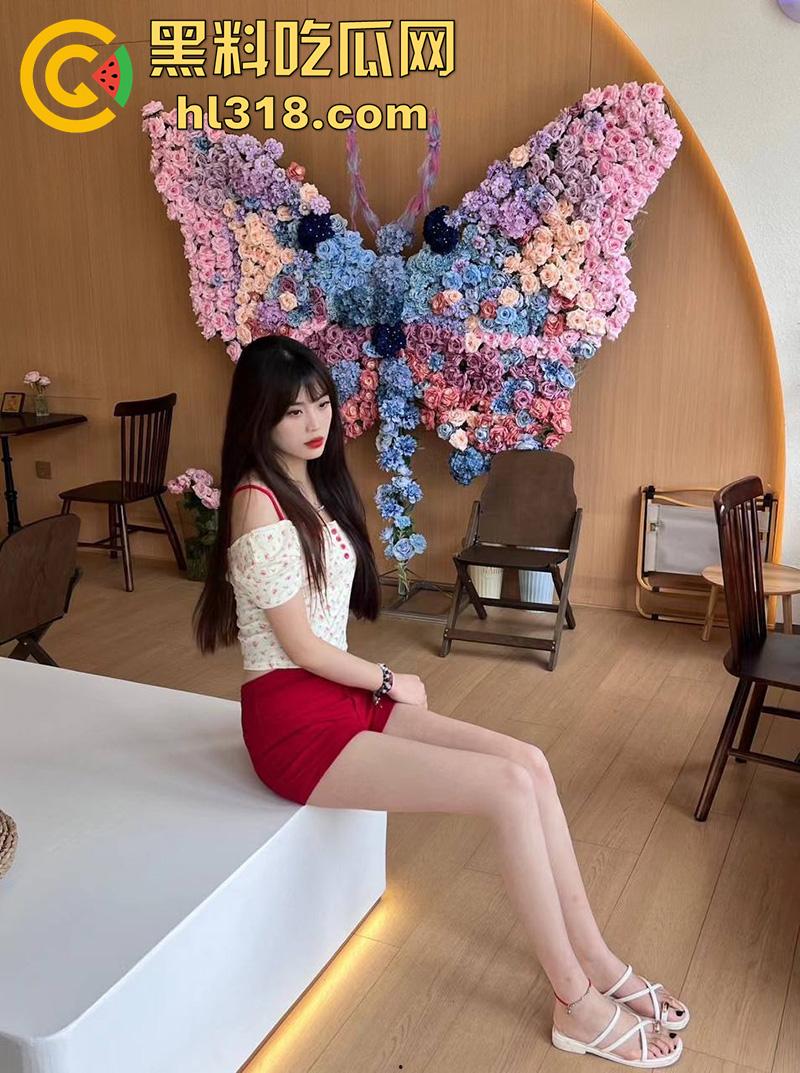 青岛反差母狗【刘子萱】，175cm的极品炮架子，逆天大长腿极致性感，小骚逼被男友操黑后还被曝光