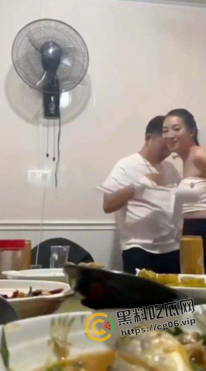 都说同学聚会不要录像了!少妇缠着上学时喜欢的男孩子不放 奶子都喂脸上了-5